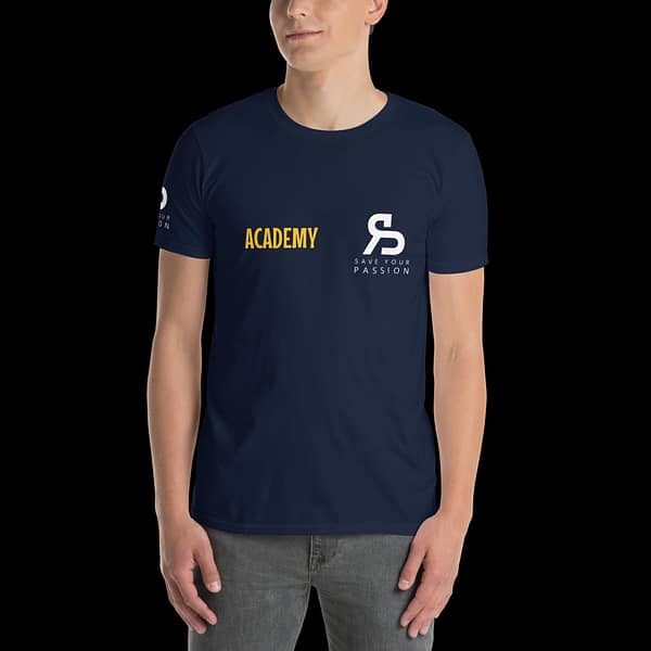 unisex-basic-softstyle-t-shirt-navy-front-67fe158657b06.jpg Maglietta unisex a maniche corte Academy