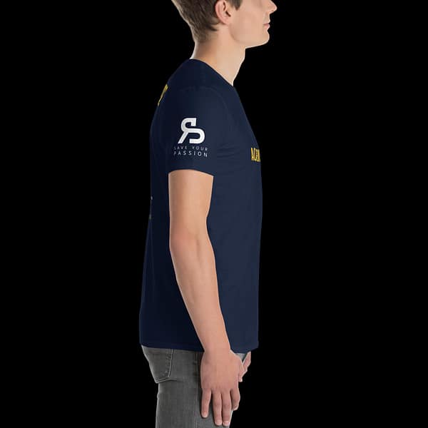 unisex-basic-softstyle-t-shirt-navy-right-67fe15865b6dd.jpg Maglietta unisex a maniche corte Academy